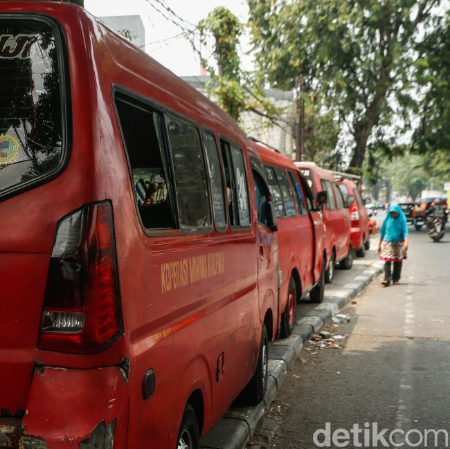 Trotoar Jadi Parkir Angkutan Umum, Pejalan Kaki Terpaksa Turun ke Jalan