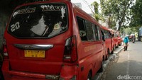 Trotoar Jadi Parkir Angkutan Umum, Pejalan Kaki Terpaksa Turun ke Jalan