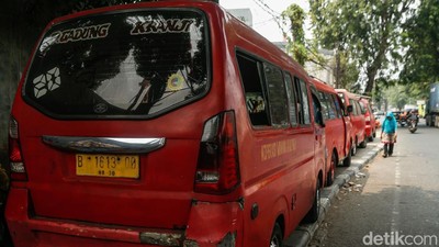 Trotoar Jadi Parkir Angkutan Umum, Pejalan Kaki Terpaksa Turun ke Jalan
