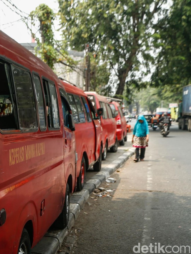Trotoar Jadi Parkir Angkutan Umum, Pejalan Kaki Terpaksa Turun ke Jalan