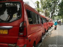 Trotoar Jadi Parkir Angkutan Umum, Pejalan Kaki Terpaksa Turun ke Jalan