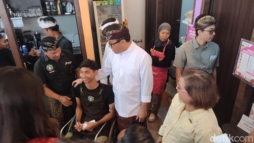 Wali Kota Denpasar, I Gusti Ngurah Jaya Negara didampingi Kadinsos Kota Denpasar, Ayu Laxmy Saraswaty saat melihat UMKM hasil karya penyandang disabilitas, Kamis (20/8/2026).