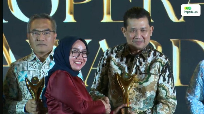 Wakil Menteri Koperasi Farida Farichah memberikan penghargaan ke Kabupaten Muba