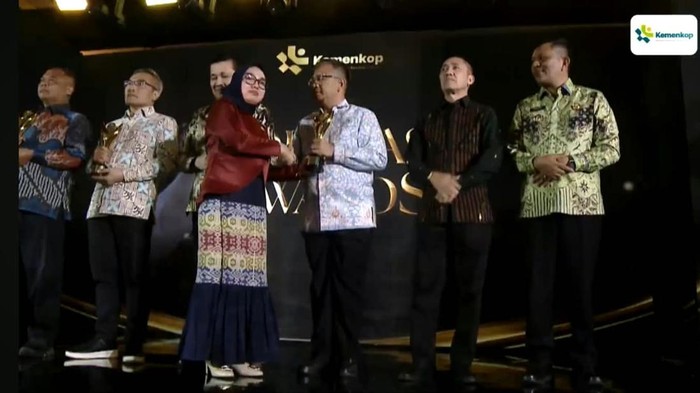 Wakil Menteri Koperasi Farida Farichah memberikan penghargaan ke Kabupaten PALI