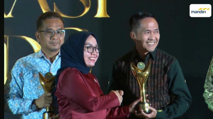 Wakil Menteri Koperasi Farida Farichah memberikan penghargaan ke  Walkot Palembang Ratu Dewa