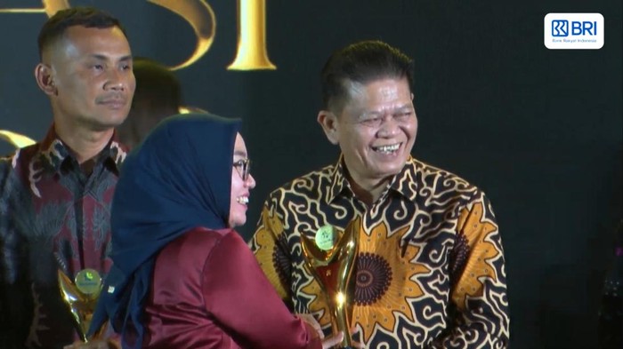 Wakil Menteri Koperasi Farida Farichah memberikan penghargaan kepada Ketua KUD Produsen Sejahtera Muba Tamrin.