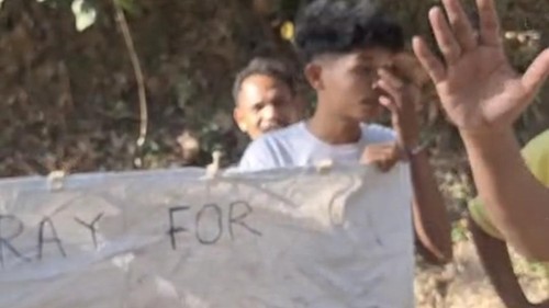 Warga Desa Ladur dan Desa Riung, Manggarai, NTT, mencegat mobil logistik Baznas NTB karena belum mendapatkan bantuan pascagempa 7,7 magnitudo. (Dok. Baznas NTB).