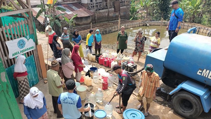 Warga Tasikmalaya yang mengalami kekeringan mendapat bantuan air.