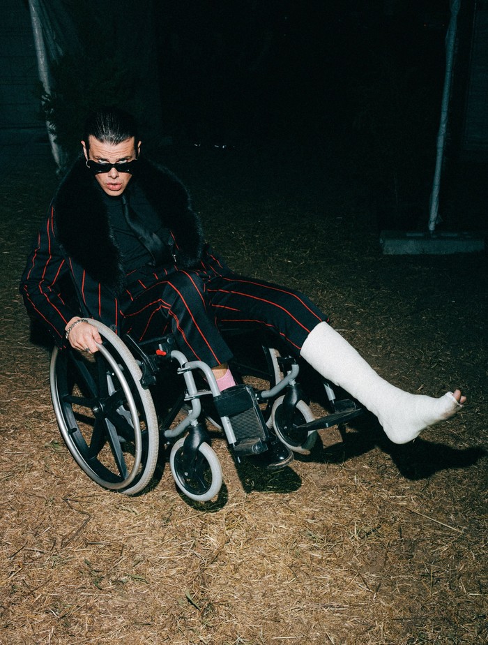 Yungblud tampil nekat di Vilar de Mouros Festival meski kakinya patah. Dengan kursi roda, ia crowdsurfing dan berinteraksi dengan fans.