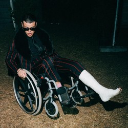 Gak Ada Lawan! Yungblud Tetap Crowdsurf Pake Kursi Roda Meski Kaki Patah
