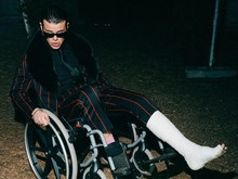Gak Ada Lawan! Yungblud Tetap Crowdsurf Pake Kursi Roda Meski Kaki Patah