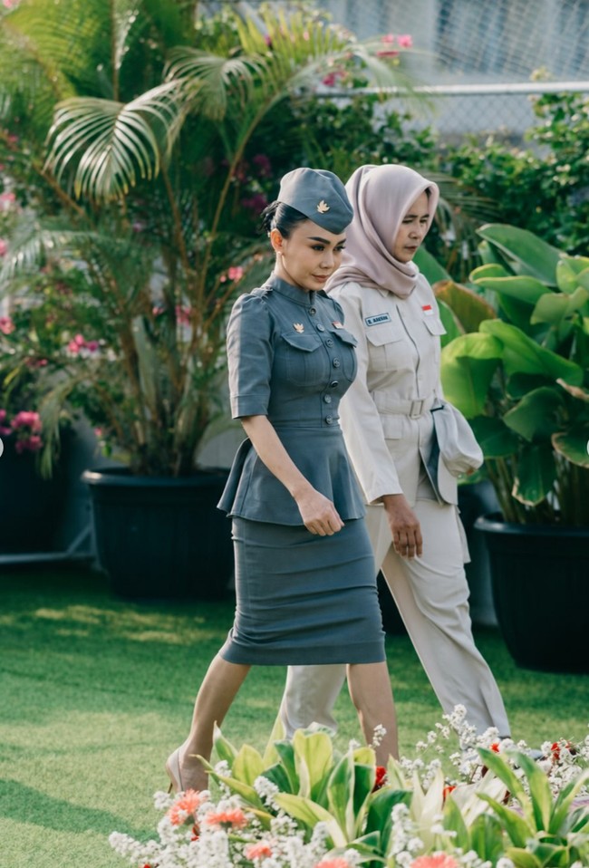 Yuni Shara tampil dalam balutan outfit bernuansa abu-abu yang elegan dan formal. Bergaya seragam, busana yang dikenakan Yuni berpotongan fitted mengikuti bentuk tubuh, membuat tubuh langsingnya jelas terlihat. Foto: Instagram/@yunishara36
