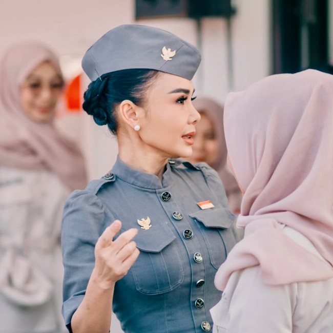 7 Gaya Yuni Shara Upacara 17an Bareng Anak PAUD Sekolahnya, Langsing Memukau