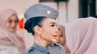 7 Gaya Yuni Shara Upacara 17an Bareng Anak PAUD Sekolahnya, Langsing Memukau