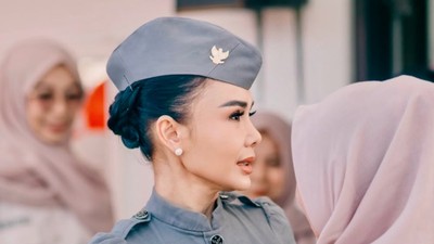 7 Gaya Yuni Shara Upacara 17an Bareng Anak PAUD Sekolahnya, Langsing Memukau