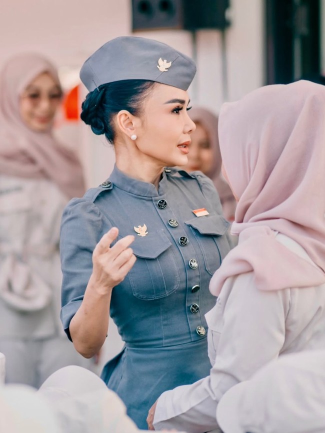 7 Gaya Yuni Shara Upacara 17an Bareng Anak PAUD Sekolahnya, Langsing Memukau