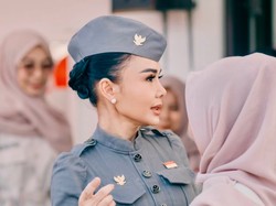 7 Gaya Yuni Shara Upacara 17an Bareng Anak PAUD Sekolahnya, Langsing Memukau