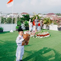 Yuni menjadi inspektur upacara, memandu jalannya pengibaran bendera merah-putih untuk murid-murid PAUD di sekolah miliknya, PAUD Cahaya Permata Abadi. Foto: Instagram/@yunishara36