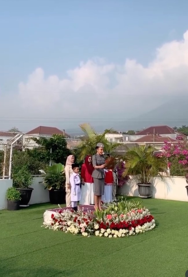 Yuni sendiri memang diketahui selalu rutin hadir setiap tahun di upacara 17-an PAUD miliknya. Tahun lalu ia juga mengenakan busana bergaya seragam saat memandu upacara. Foto: Instagram/@yunishara36