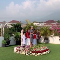 Yuni sendiri memang diketahui selalu rutin hadir setiap tahun di upacara 17-an PAUD miliknya. Tahun lalu ia juga mengenakan busana bergaya seragam saat memandu upacara. Foto: Instagram/@yunishara36