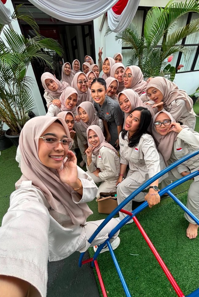 Tak hanya akrab dan ramah dengan anak-anak PAUD di sekolahnya, Yuni juga tampak akrab dengan para guru yang mengajar di sana. Foto: Instagram/@yunishara36