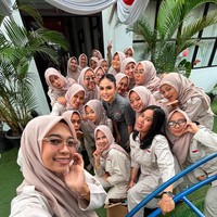 Tak hanya akrab dan ramah dengan anak-anak PAUD di sekolahnya, Yuni juga tampak akrab dengan para guru yang mengajar di sana. Foto: Instagram/@yunishara36