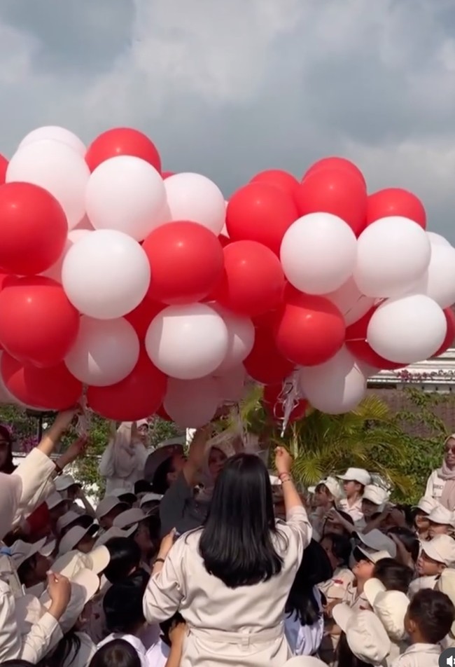 Penyanyi 54 tahun itu juga ikut menerbangkan balon merah-putih dibantu para karyawan di sekolahnya. Terlihat anak-anak yang begitu antusias melihat balon-balon tersebut diterbangkan. Foto: Instagram/@yunishara36