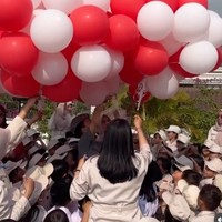 Penyanyi 54 tahun itu juga ikut menerbangkan balon merah-putih dibantu para karyawan di sekolahnya. Terlihat anak-anak yang begitu antusias melihat balon-balon tersebut diterbangkan. Foto: Instagram/@yunishara36