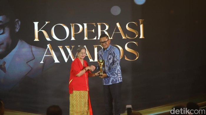 PT Bank Rakyat Indonesia (Persero) Tbk menerima penghargaan Koperasi Awards 2026 kategori Bakti Koperasi Pradana Nayaka. Penghargaan tersebut diterima Hery Gunardi, S.E., M.B.A., selaku Direktur Utama PT Bank Rakyat Indonesia (Persero) Tbk.