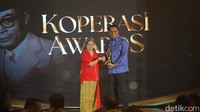 PT Bank Mandiri (Persero) Tbk menerima penghargaan Koperasi Awards 2026 kategori Bakti Koperasi Pradana Nayaka. Penghargaan tersebut diterima Riduan, selaku Direktur Utama PT Bank Mandiri (Persero) Tbk.