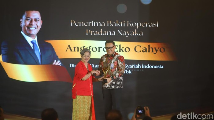 PT Bank Syariah Indonesia (Persero) Tbk menerima penghargaan Koperasi Awards 2026 kategori Bakti Koperasi Pradana Nayaka. Penghargaan tersebut diterima Anggoro Eko Cahyo, S.E., M.M., selaku Direktur Utama PT Bank Syariah Indonesia (Persero) Tbk.