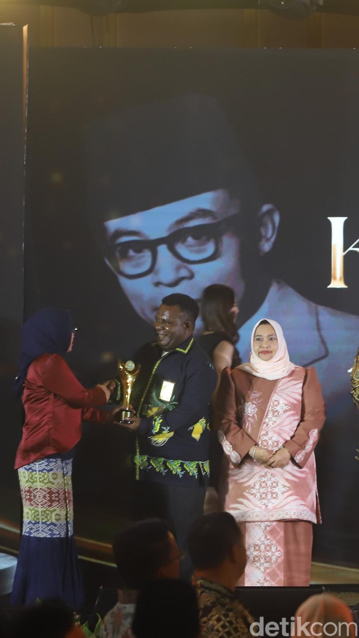 Johannes Rettob, S.Sos., M.Si., Bupati Mimika, menerima penghargaan Koperasi Awards 2026 kategori Bakti Koperasi Nayaka Mahambara.