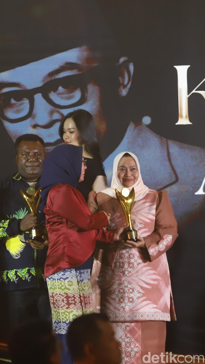 Kasmarni, S.Sos., M.M.P., Bupati Bengkalis, menerima penghargaan Koperasi Awards 2026 kategori Bakti Koperasi Nayaka Mahambara.