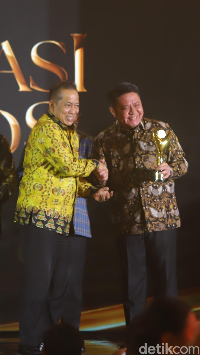 Dr. H. Herman Deru, S.H., M.M., Gubernur Sumatera Selatan, menerima penghargaan Koperasi Awards 2026 kategori Bakti Koperasi Nayaka Mahambara.
