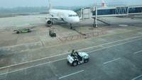 Pada 18-21 Agustus 2026, sebanyak 21 penerbangan pagi mengalami keterlambatan akibat jarak pandang yang berada di bawah 1.000 meter. ANTARA FOTO/Jessica Wuysang