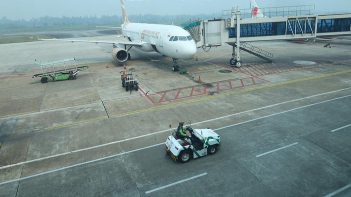 Sejumlah calon penumpang menunggu di terminal keberangkatan Bandara Internasional Supadio, Kabupaten Kubu Raya, Kalimantan Barat, Jumat (21/8/2026). Pihak Bandara Internasional Supadio mengatakan asap akibat kebakaran hutan dan lahan (karhutla) mengganggu operasional Bandara Supadio Pontianak sehingga menyebabkan 21 penerbangan pagi mengalami keterlambatan pada 18-21 Agustus 2026 akibat jarak pandang di bawah 1.000 meter. ANTARA FOTO/Jessica Wuysang/foc.