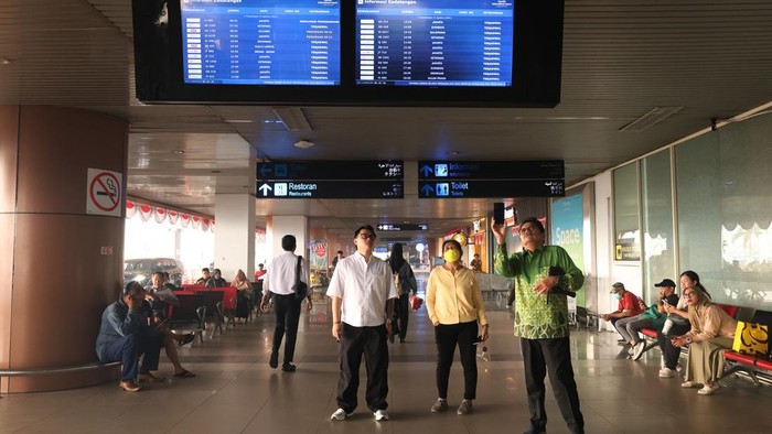 Sejumlah calon penumpang menunggu di terminal keberangkatan Bandara Internasional Supadio, Kabupaten Kubu Raya, Kalimantan Barat, Jumat (21/8/2026). Pihak Bandara Internasional Supadio mengatakan asap akibat kebakaran hutan dan lahan (karhutla) mengganggu operasional Bandara Supadio Pontianak sehingga menyebabkan 21 penerbangan pagi mengalami keterlambatan pada 18-21 Agustus 2026 akibat jarak pandang di bawah 1.000 meter. ANTARA FOTO/Jessica Wuysang/foc.