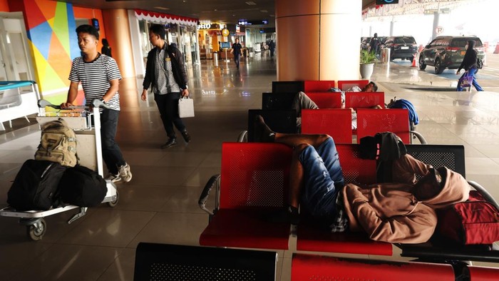 Sejumlah calon penumpang menunggu di terminal keberangkatan Bandara Internasional Supadio, Kabupaten Kubu Raya, Kalimantan Barat, Jumat (21/8/2026). Pihak Bandara Internasional Supadio mengatakan asap akibat kebakaran hutan dan lahan (karhutla) mengganggu operasional Bandara Supadio Pontianak sehingga menyebabkan 21 penerbangan pagi mengalami keterlambatan pada 18-21 Agustus 2026 akibat jarak pandang di bawah 1.000 meter. ANTARA FOTO/Jessica Wuysang/foc.