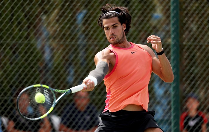 MURCIA, SPAIN - AUGUST 20: Carlos Alcaraz of Spain plays a forehand as he trains with Holger Rune of Denmark at Real Sociedad Club De Campo on August 20, 2026 in El Palmar, Murcia, Spain. (Photo by Clive Brunskill/Getty Images)