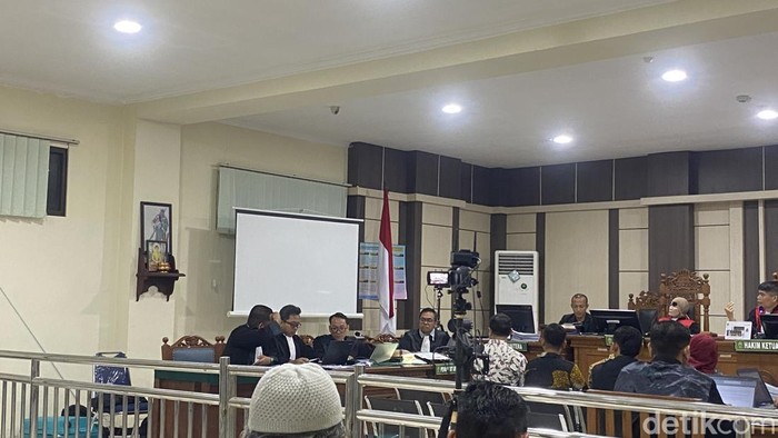 Ajudan Bupati Pekalongan nonaktif Fadia Arafiq di PN Tipikor Semarang, Jumat (21/8/2026).