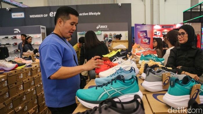 Pengunjung melihat salah satu produk sepatu diskon di gelaran BNI wondrX 2026 di ICE BSD City, Tangerang, Jumat (21/8/2026).