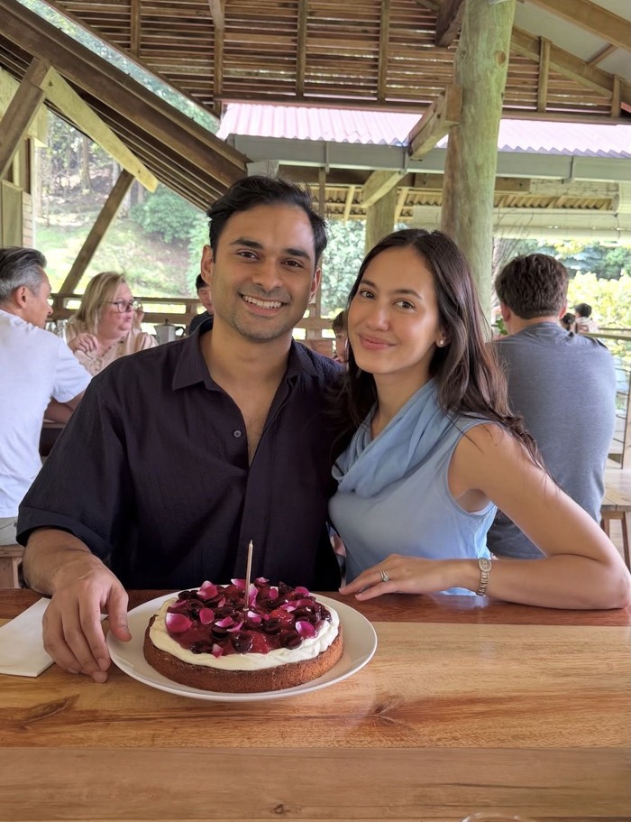 Asyiknya Pevita Pearce Makan Egg Tart hingga Bikin Pizza Sendiri!