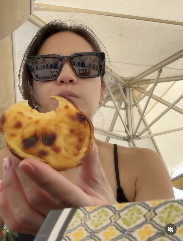 Asyiknya Pevita Pearce Makan Egg Tart hingga Bikin Pizza Sendiri!