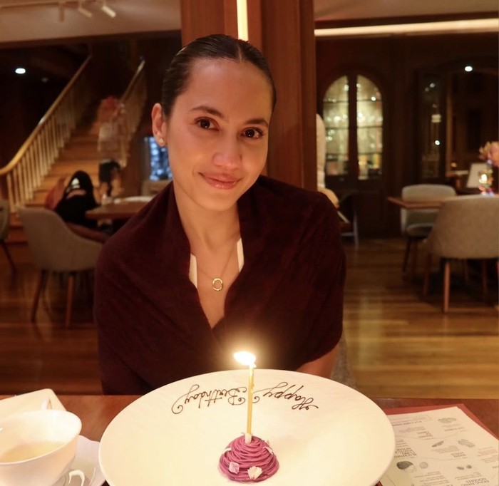 Asyiknya Pevita Pearce Makan Egg Tart hingga Bikin Pizza Sendiri!