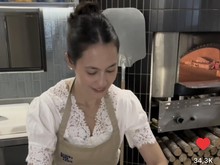 Asyiknya Pevita Pearce Makan Egg Tart hingga Bikin Pizza Sendiri!