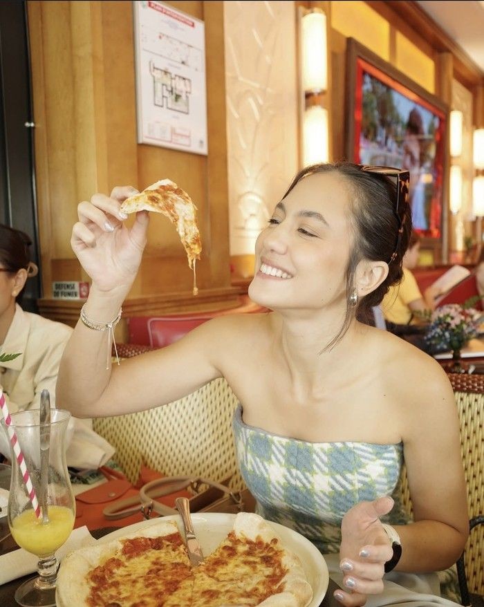 Asyiknya Pevita Pearce Makan Egg Tart hingga Bikin Pizza Sendiri!
