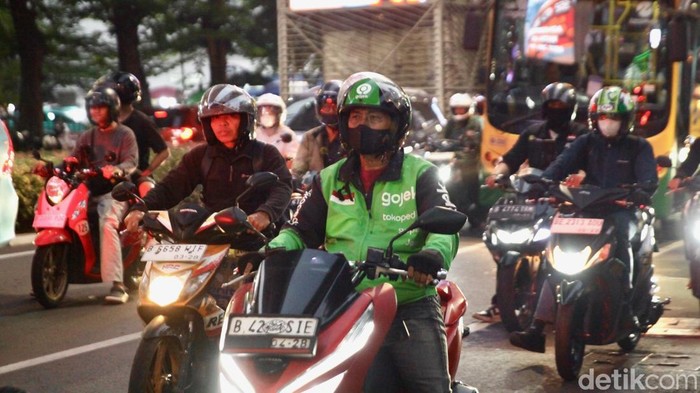 Pengemudi ojek online (ojol) masih menjadi salah satu pilihan transportasi masyarakat di tengah tingginya mobilitas warga Jakarta. Sejumlah pengemudi ojol terlihat melintas di kawasan Blok M, Jakarta Selatan, Kamis (21/8/2026).