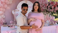 Taylor Lautner dan sang istri ramai mendapat ucapan dan doa setelah resmi menjadi orang tua. Selamat! Kalian akan menjadi orang tua yang luar biasa, komen kanebrown. Oh tenanglah hatiku. Selamat untuk kalian berdua, aku sangat bahagia untuk kalian, komen nikkireed. (Foto: Instagram @taylorlautner)