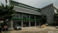 Pekerja beraktivitas di Perpustakaan Kota Bekasi, Jumat (21/8/2026). 
