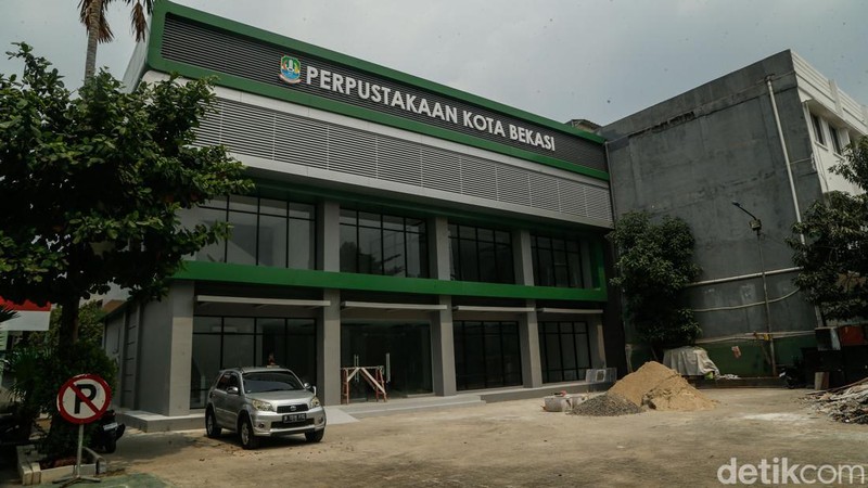 Pekerja beraktivitas di Perpustakaan Kota Bekasi, Jumat (21/8/2026).
